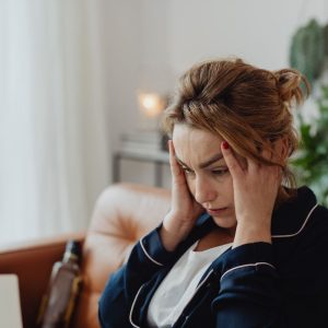 Skauda galvą, o vaistų neturite? Štai kaip sau padėti natūraliai.
