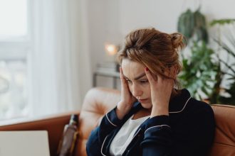 Skauda galvą, o vaistų neturite? Štai kaip sau padėti natūraliai.