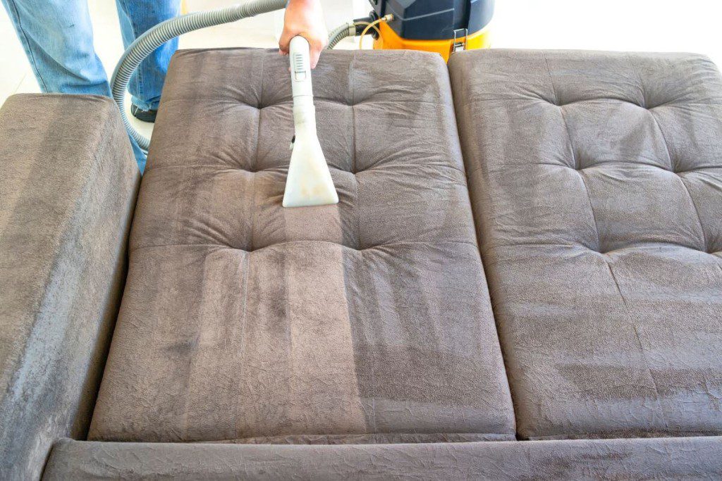 Sofos valymas - atsikratykite nepageidaujamų dėmių su šiais metodais. Zomšos sofa