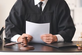 Teismo sprendimas – Bartoševičius negalės išvykti atostogų