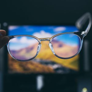 Akiniai nuo mėlynosios šviesos: ar jie išties padeda apsaugoti akis?
