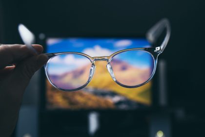 Akiniai nuo mėlynosios šviesos: ar jie išties padeda apsaugoti akis?