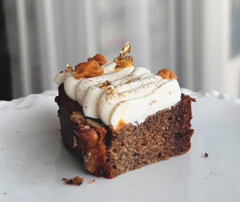 Minkšta cinamoninė bananų duona su kremu