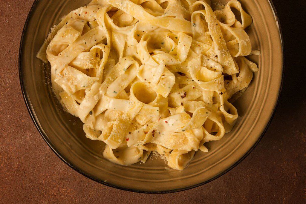 Fettuccine Alfredo makaronai: receptas