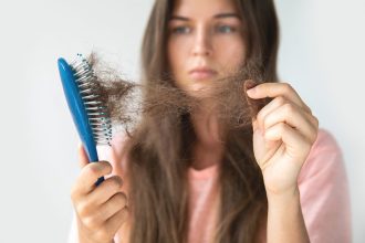 Hormonai ir paveldimumas: kaip jie veikia plaukų slinkimą?
