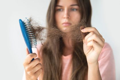 Hormonai ir paveldimumas: kaip jie veikia plaukų slinkimą?