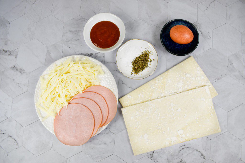 Mielinės tešlos pyragėliai su kumpiu ir sūriu. Ingredientai