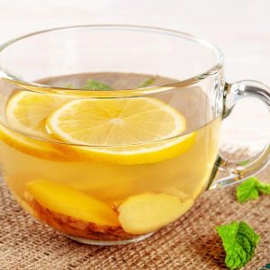Kas neturėtų gerti arbatos su citrina