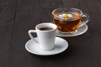 Kava ar juodoji arbata: kuri iš jų geriau jūsų sveikatai?
