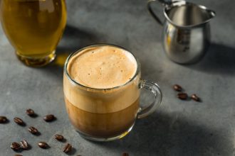 Kava su alyvuogių aliejumi – nauja tendencija sveikatai ir skoniui