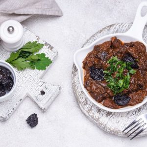 Kiaulienos troškinys su džiovintomis slyvomis