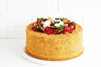 Klasikinis medaus tortas su neįprastu kremu