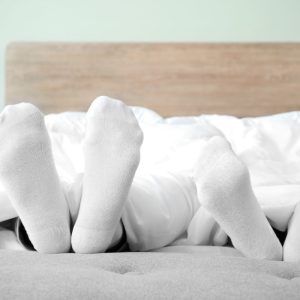 Kodėl miegojimas su kojinėmis gali būti žalinga sveikatai?