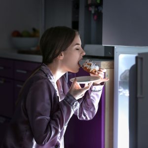 Kodėl naktį kyla alkio priepuoliai ir kaip tai įveikti?