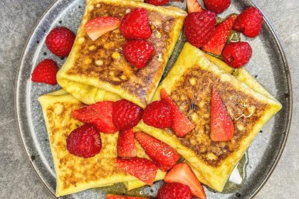 Baltyminiai lietiniai blynai su varške ir bananais