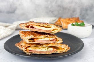 Greitos sluoksniuotos tešlos bandelės su kumpiu ir sūriu