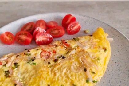 Omletas su krabų lazdelėmis