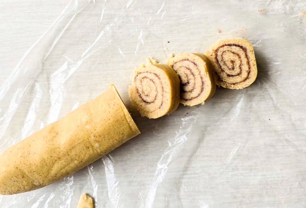 Cinamono bandelių skonio sausainiai. Supjaustyti griežinėliais