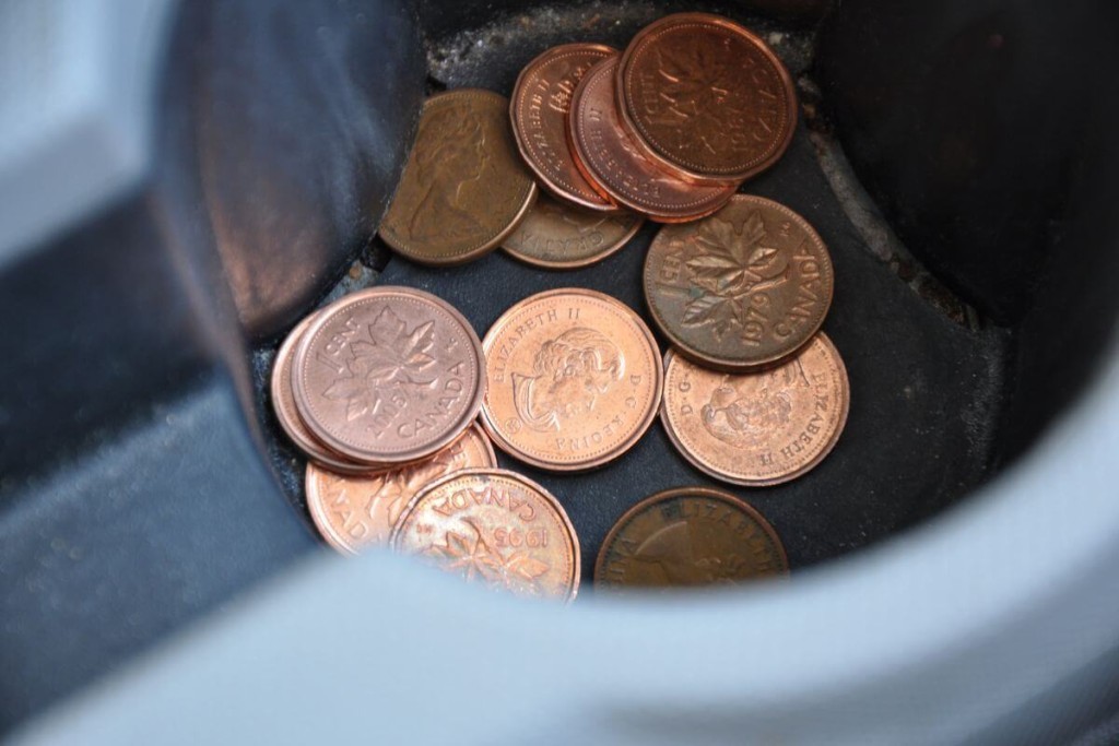 10 dalykų, kurių geriau nelaikyti automobilyje. Monetos
