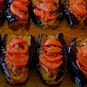 5 idėjos, ką galima pagaminti iš baklažanų. Baklažanai su pomidoru ir sūriu