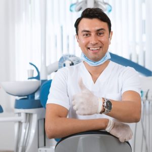 7 įpročiai, kurių vengia odontologai – išsaugokite sveiką ir baltą šypseną