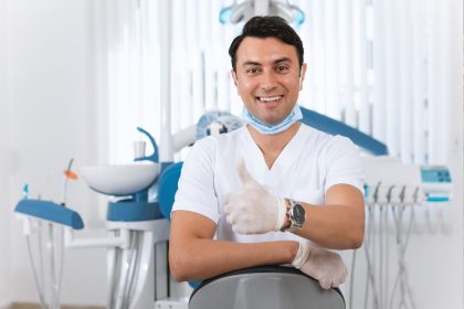 7 įpročiai, kurių vengia odontologai – išsaugokite sveiką ir baltą šypseną