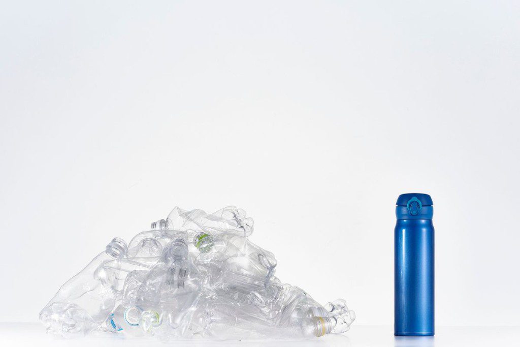 Ar naudojate daugkartinę gertuvę? Tyrimai kelia nerimą. Plastikas išskiria medžiagas į vandenį