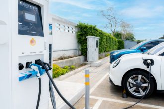 Ar po penkerių metų Lietuvoje galėsime išsinuomoti tik elektromobilį? Briuselis atitrūkęs nuo realybės