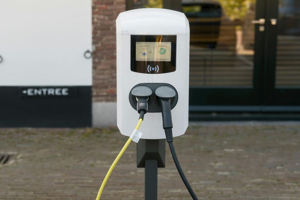 Ar po penkerių metų Lietuvoje galėsime išsinuomoti tik elektromobilį? Briuselis atitrūkęs nuo realybės. Įkrovimo stotelių stygius