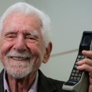 Ar žinote kas buvo pirmasis mobiliųjų telefonų gamintojas pasaulyje? Martinas Cooperis. Motorola. Nuotraukos šaltinis: ABC.net.au
