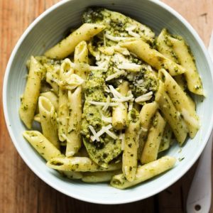 Makaronai su aštriu pesto padažu