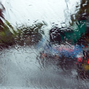 Audros ir liūtys – spąstai vairuotojams: kodėl automatiniai žibintų jutikliai gali jus nuvilti. Automatinis režimas ne garantija