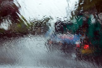 Audros ir liūtys – spąstai vairuotojams: kodėl automatiniai žibintų jutikliai gali jus nuvilti. Automatinis režimas ne garantija