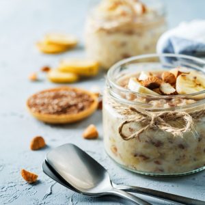 Avižinė bananų košė, brinkinta per naktį