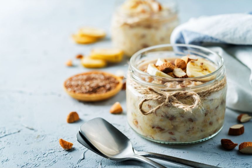 Avižinė bananų košė, brinkinta per naktį