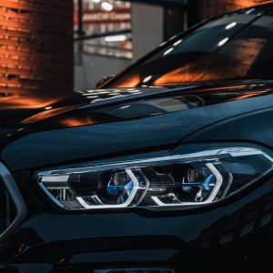 BMW pelno griūtis: Kinijos iššūkiai ir JAV muitai smogia Vokietijos automobilių gigantui