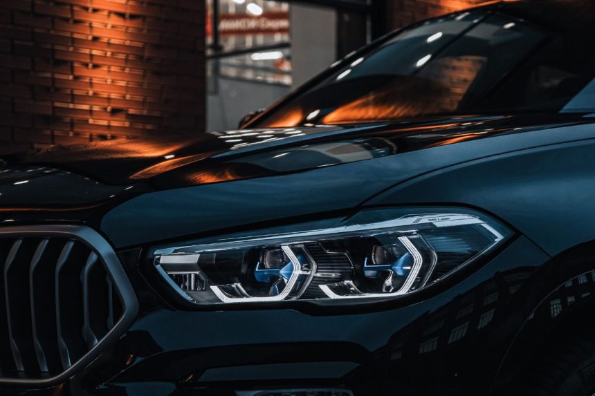 BMW pelno griūtis: Kinijos iššūkiai ir JAV muitai smogia Vokietijos automobilių gigantui