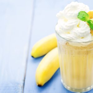 Bananinis pieno ir ledų kokteilis
