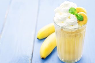 Bananinis pieno ir ledų kokteilis