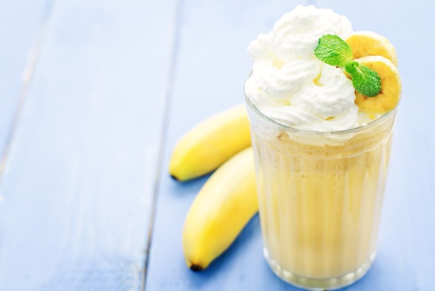 Bananinis pieno ir ledų kokteilis