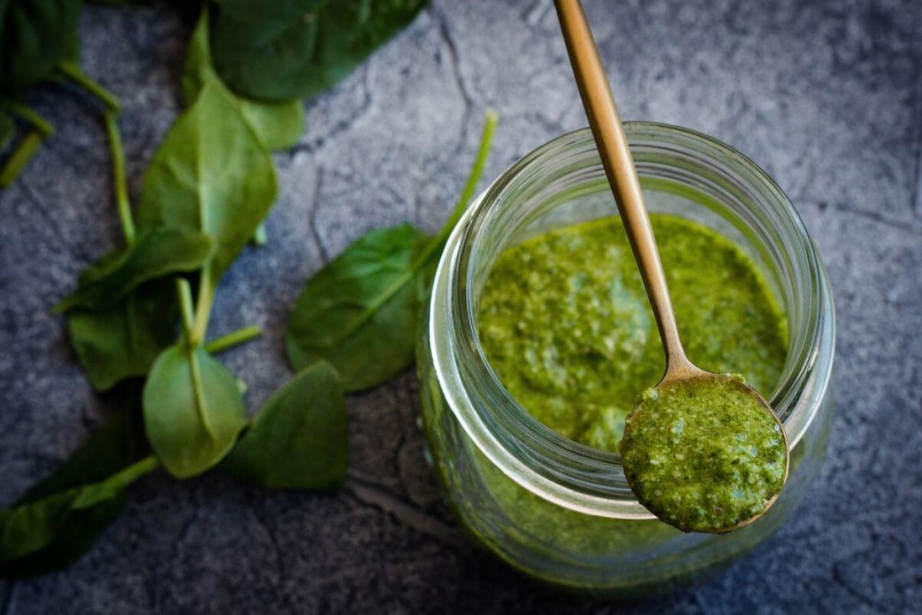 Cholesterolį padeda sumažinti baltymas, esantis migdolų riešutuose. Pasigaminkite pesto padažo