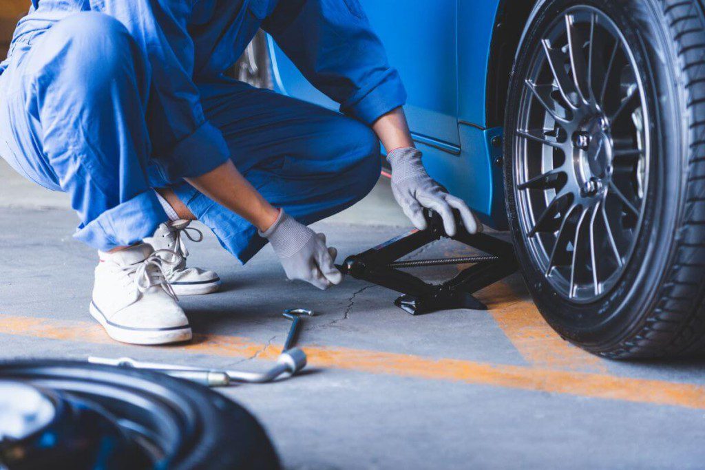 Ekspertų patarimai kaip pakeisti padangą. Ar jūsų automobilyje yra atsarginis ratas?