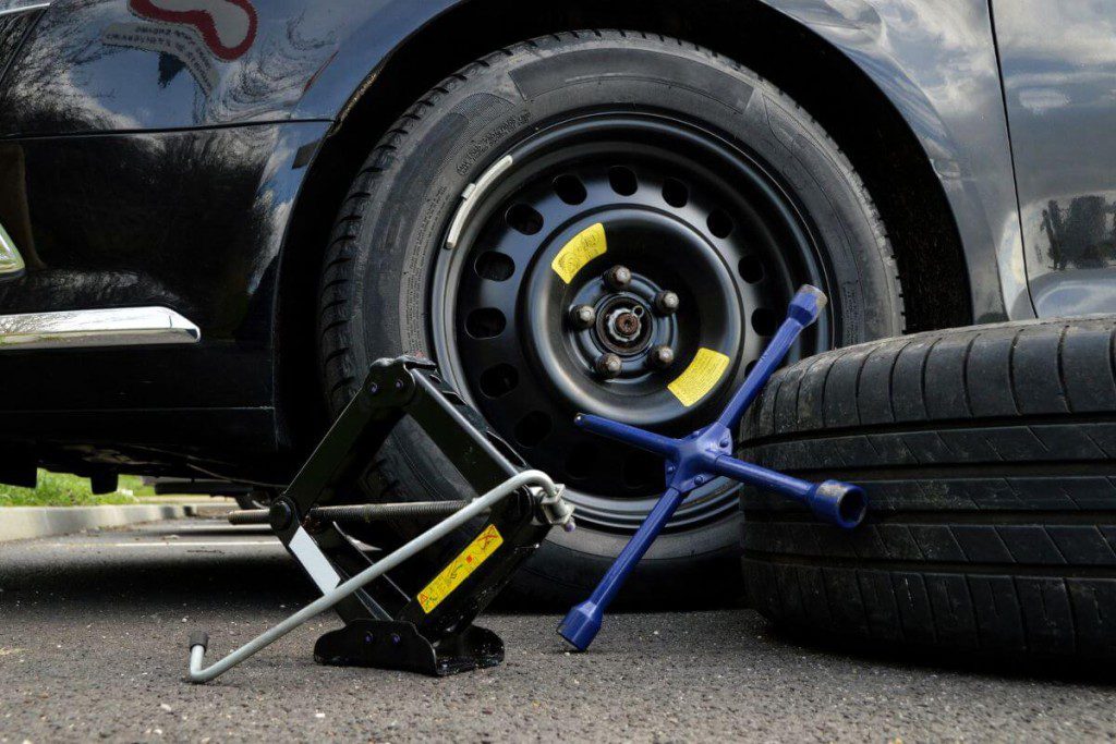 Ekspertų patarimai kaip pakeisti padangą. Automobilio rato uždėjimas