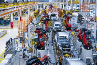 Europa stabdo pati save: automobilių pramonė skęsta žaliosios transformacijos pinklėse