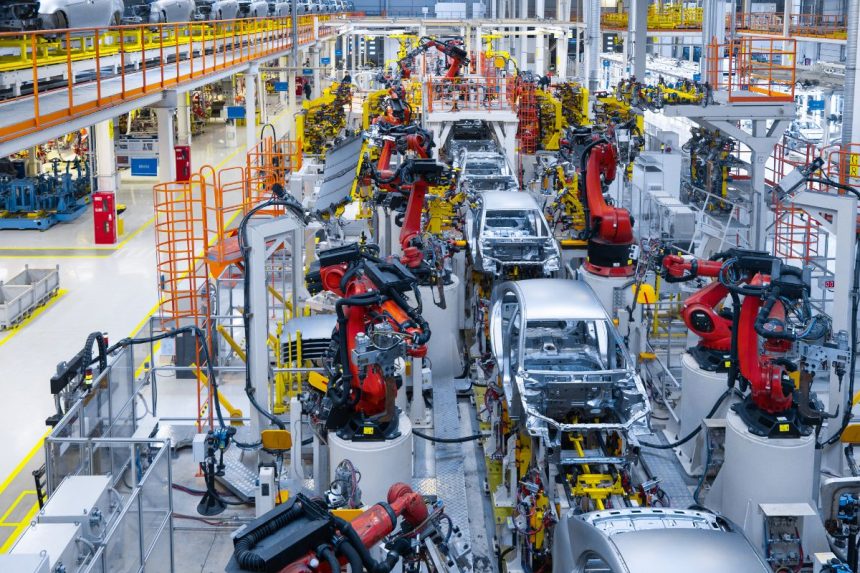 Europa stabdo pati save: automobilių pramonė skęsta žaliosios transformacijos pinklėse