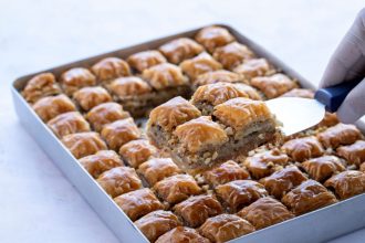 Graikinių riešutų ir medaus baklava