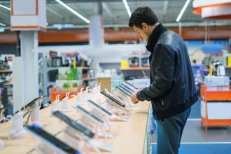 Į ką atkreipti dėmesį renkantis telefoną 2025 metais: 3 pagrindiniai kriterijai