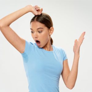 Įsisienėjusios dezodoranto dėmės ant rūbų? Ne bėda! Su šiuo triuku jas panaikinsite be vargo