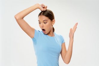 Įsisienėjusios dezodoranto dėmės ant rūbų? Ne bėda! Su šiuo triuku jas panaikinsite be vargo