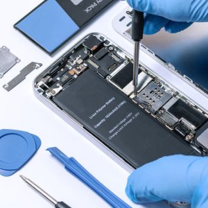 Išmanieji telefonai vėl su išimamomis baterijomis?